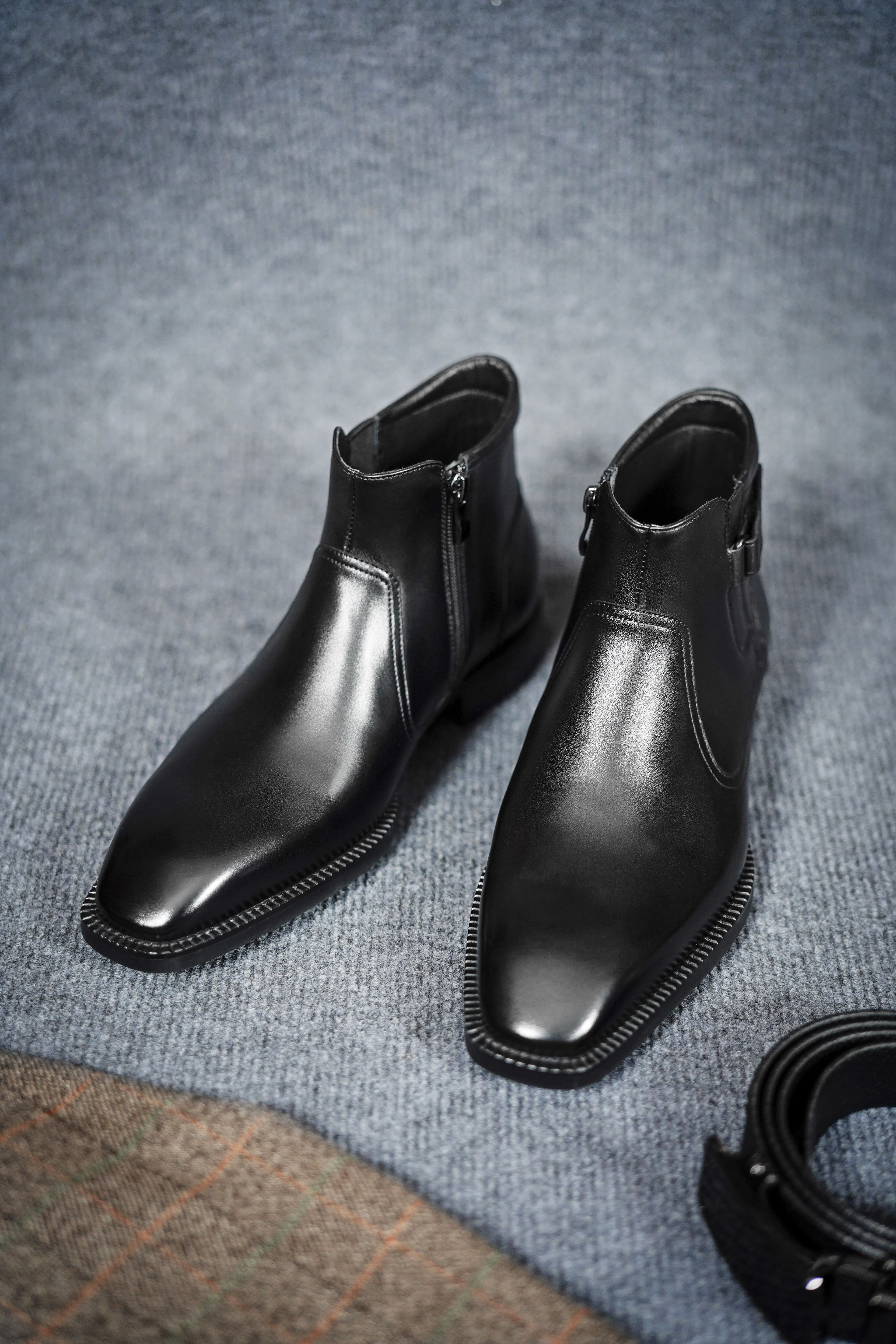 BLACK SLICE TOE ZIP BOOT