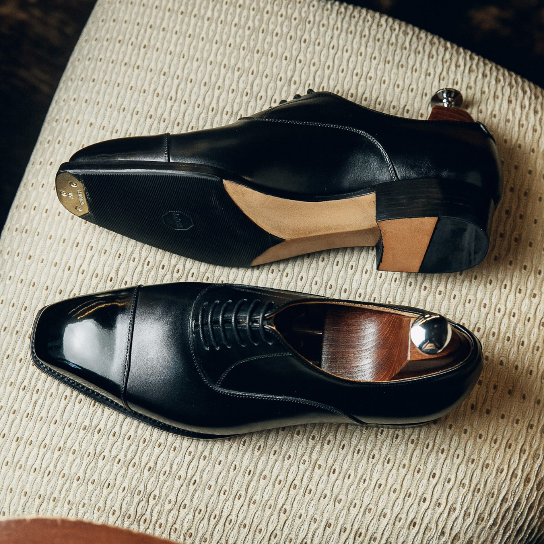 BLACK OXFORDS WITH A CUT-OFF TOE | PATINA FINISH