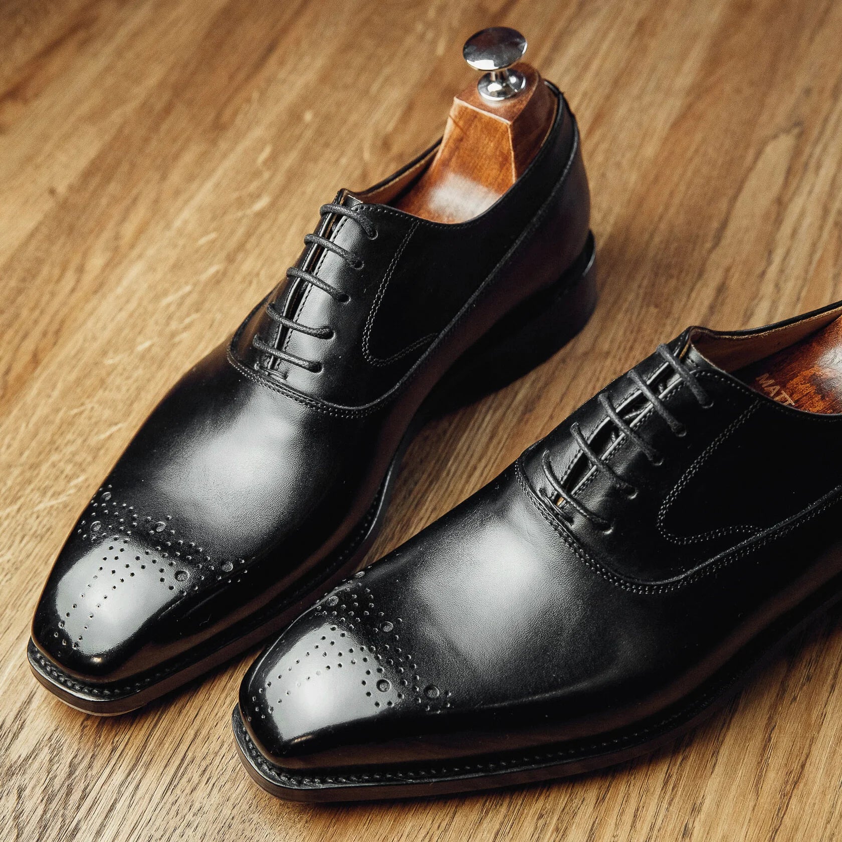 CLASSIC BLACK OXFORDS MEDALLION | PATINA FINISH