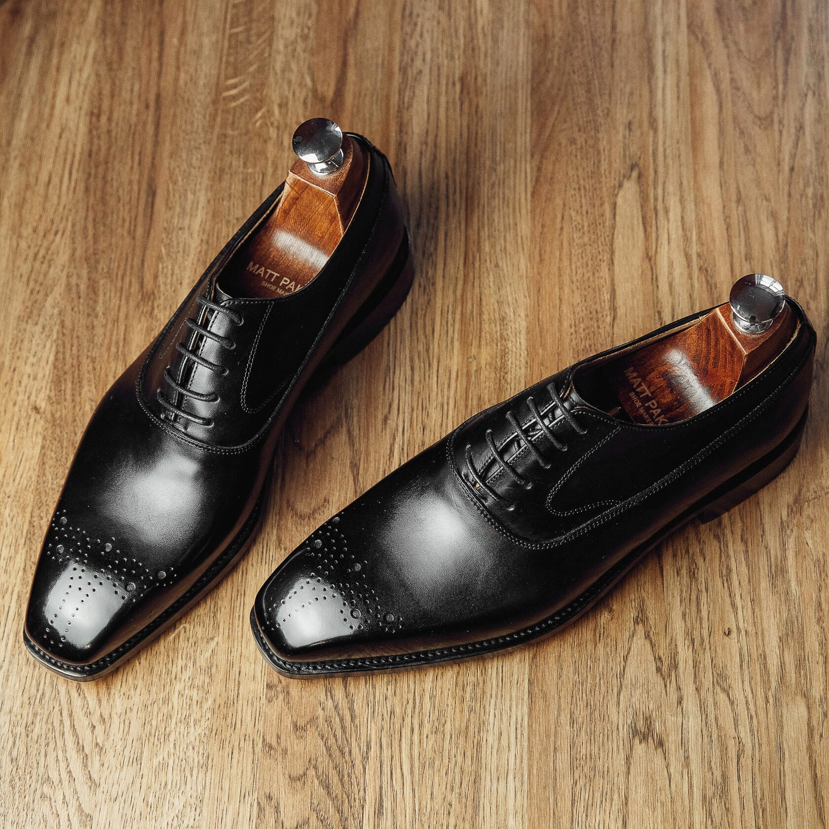 CLASSIC BLACK OXFORDS MEDALLION | PATINA FINISH