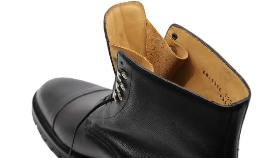 GUSSET AND FAST LACING-UP