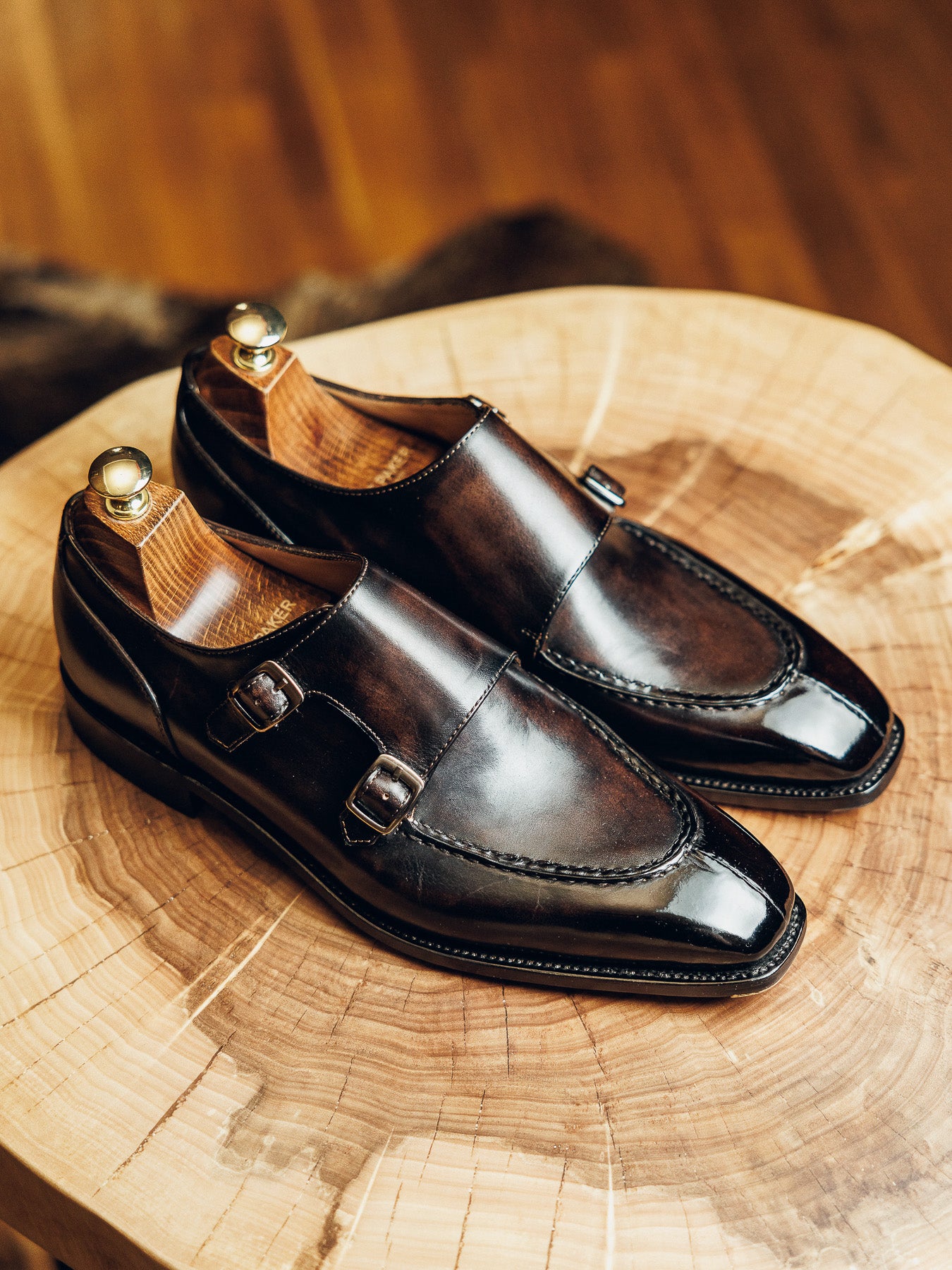 PIANO WALNUT DOUBLE MONKS | PATINA FINISH