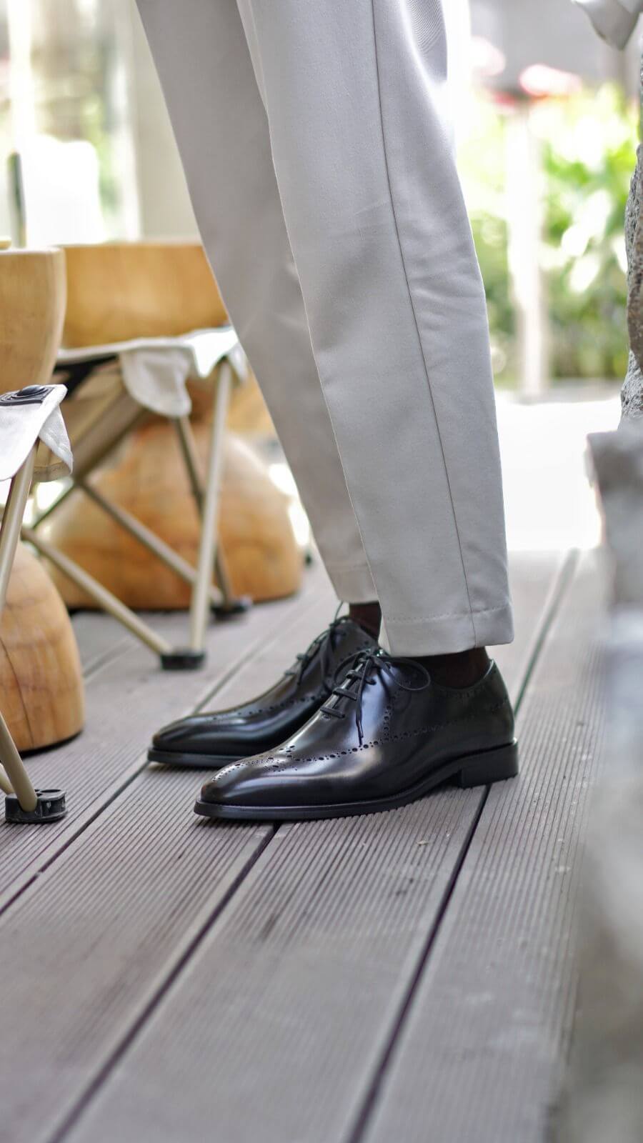 CLASSIC BLACK BROGUE OXFORD LACEUPS