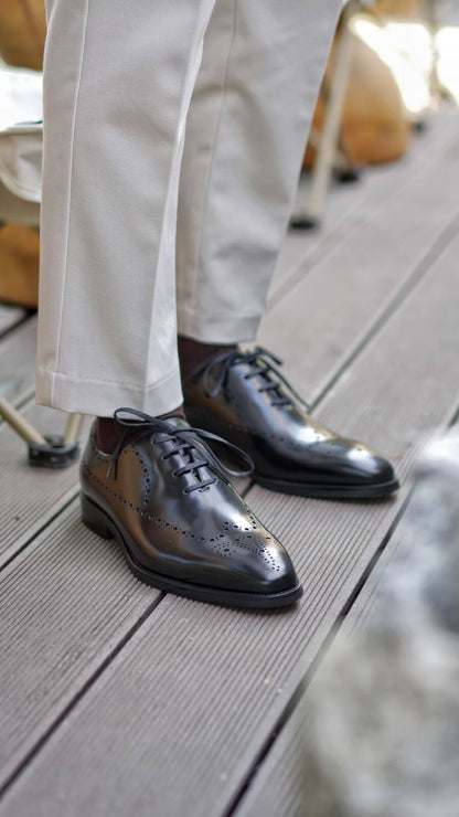 CLASSIC BLACK BROGUE OXFORD LACEUPS