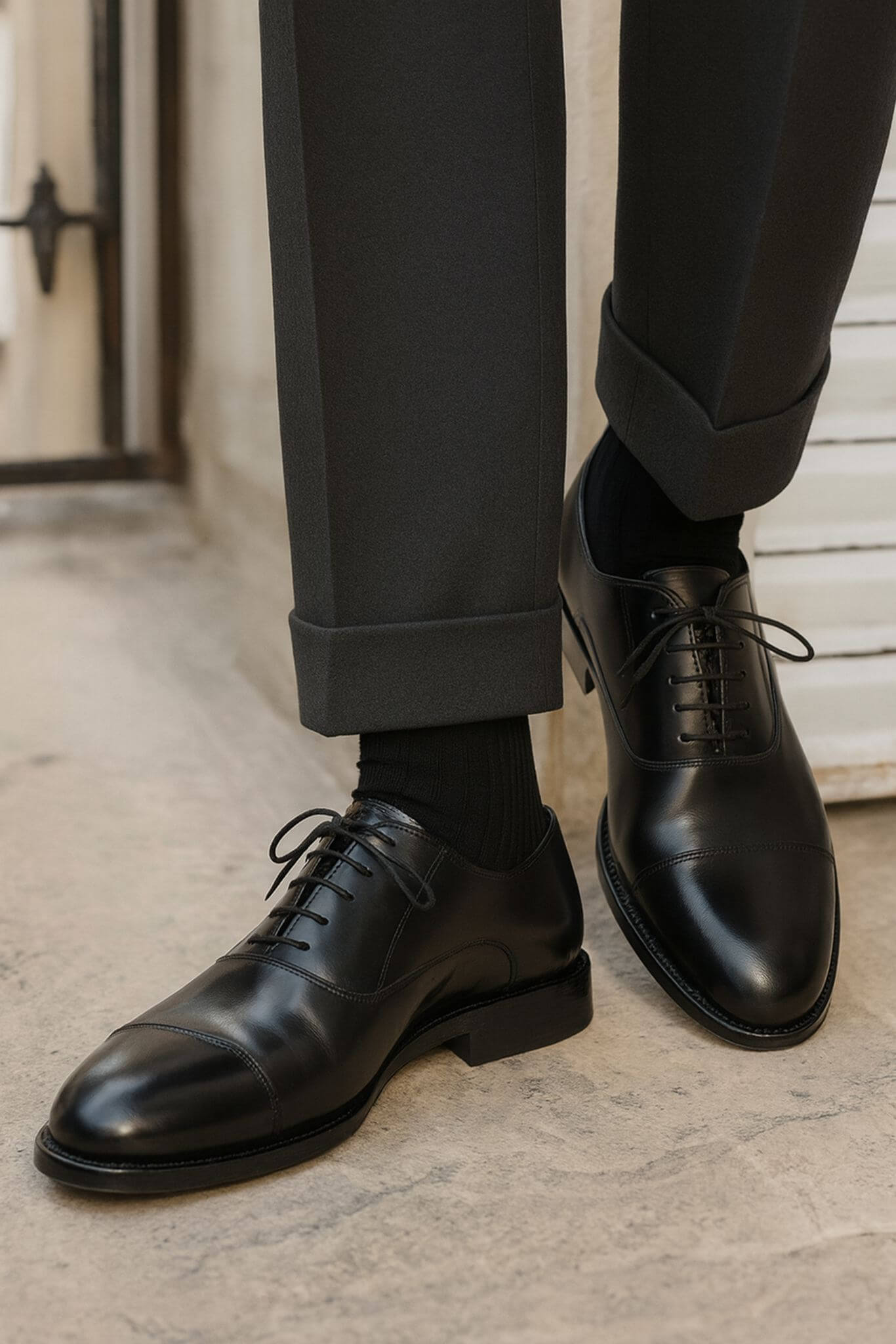 BLACK LEATHER CAP-TOE OXFORD LACEUPS