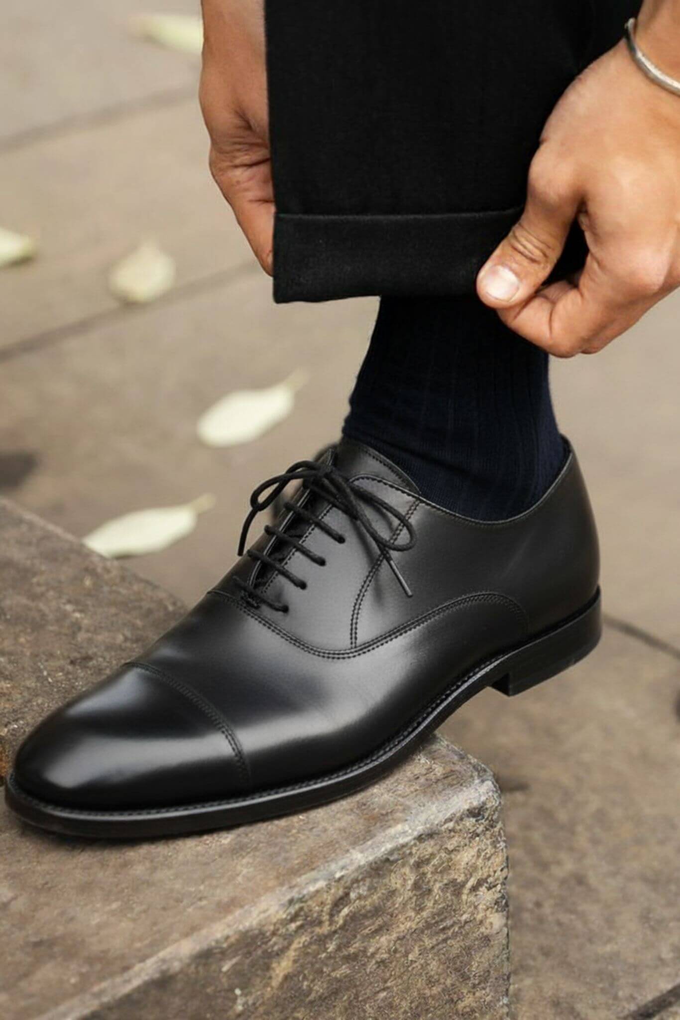 BLACK LEATHER CAP-TOE OXFORD LACEUPS