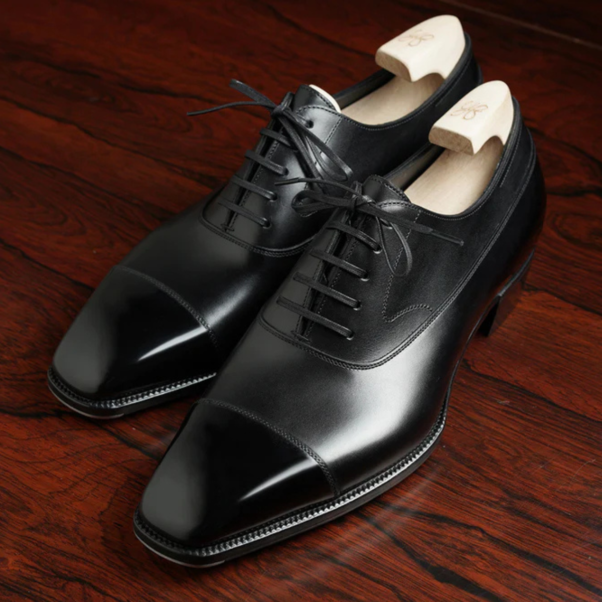 COLE | BLACK LACEUPS WITH TOE SHINE