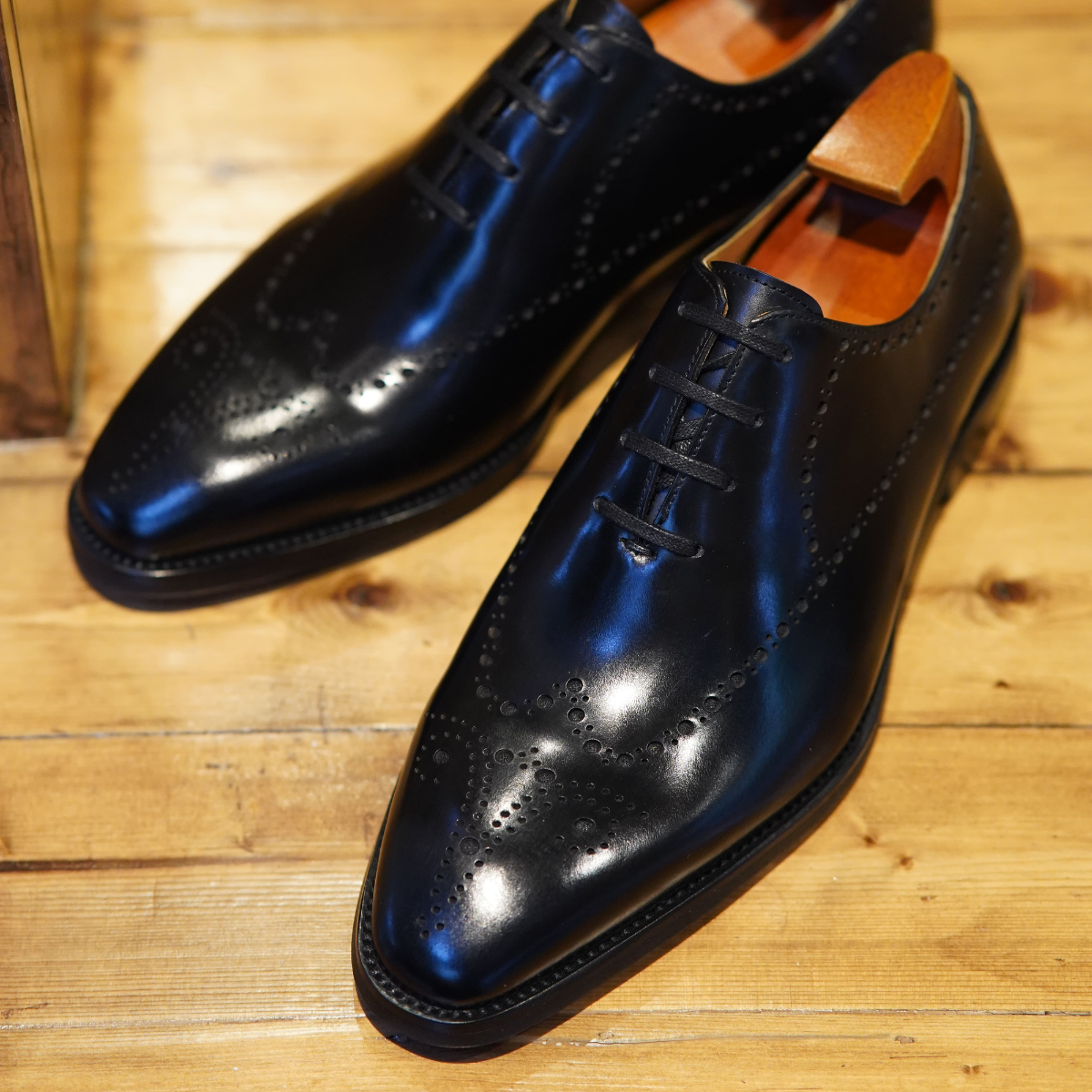 CLASSIC BLACK BROGUE OXFORD LACEUPS