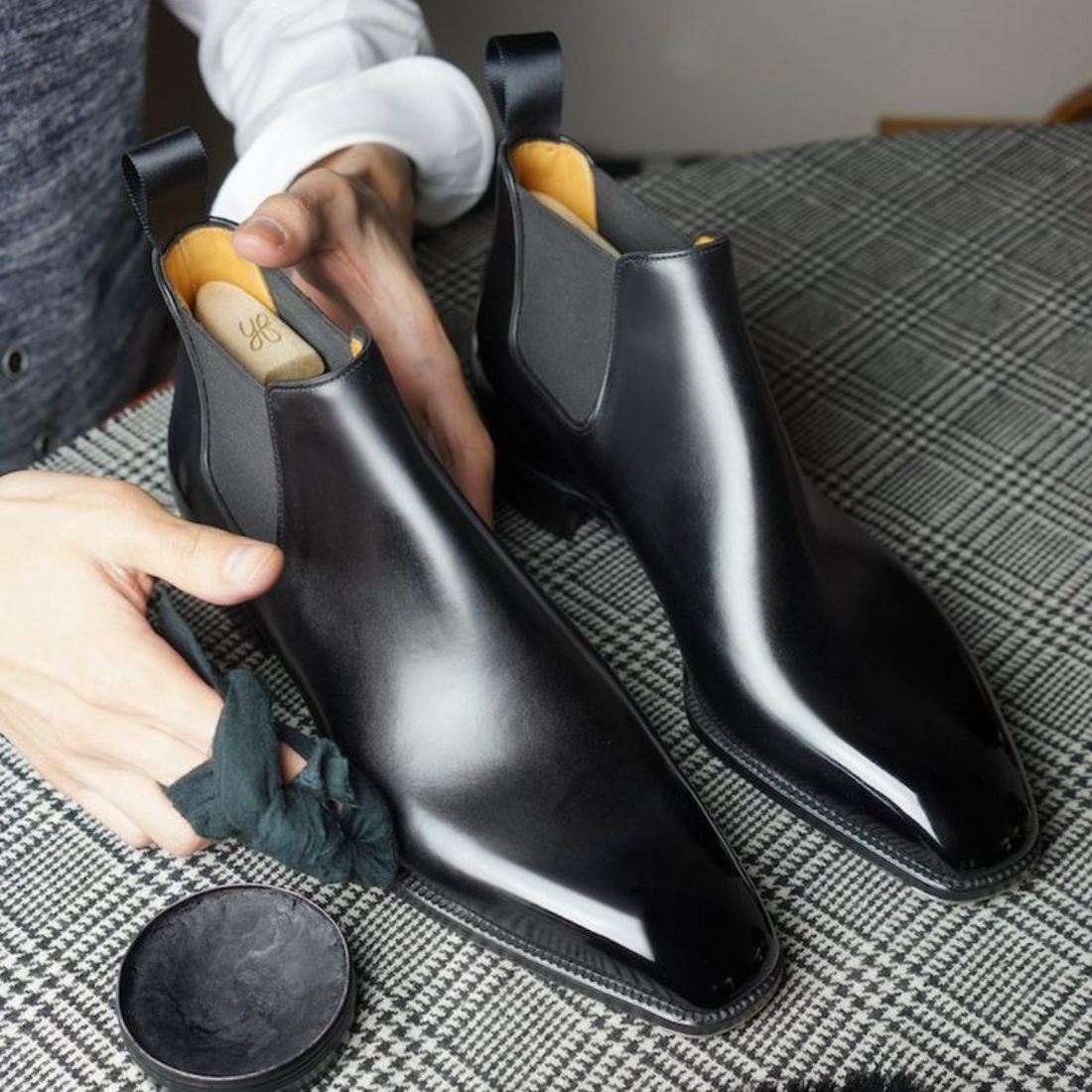 BLACK PATINA LEATHER CHELSEA BOOTS