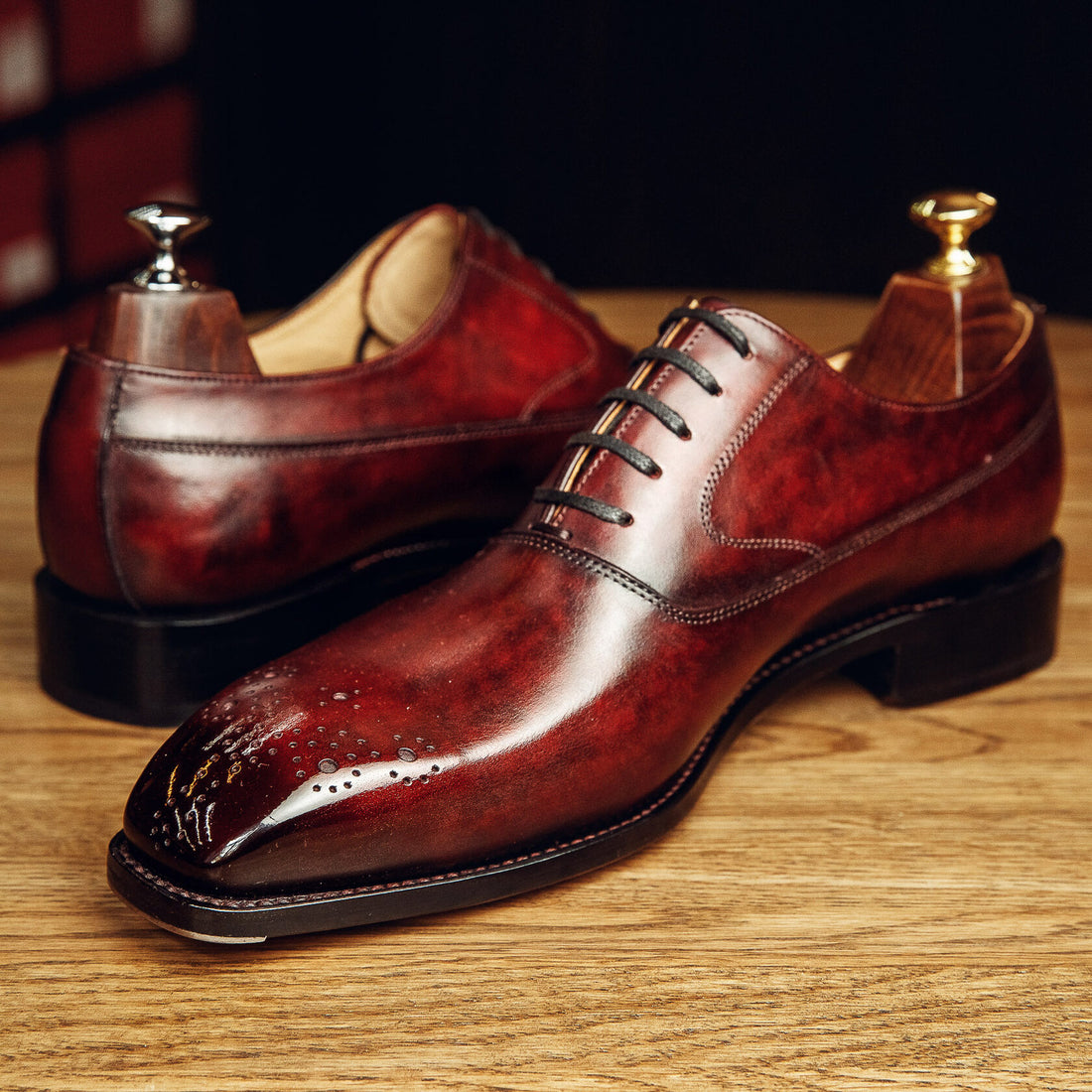 OXFORD WITH MEDALLION | PATINA FINISH